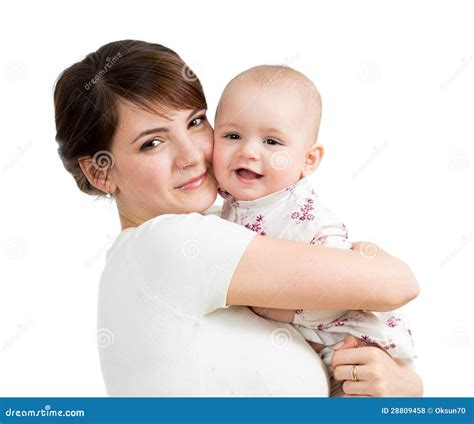 una madre che abbraccia dolcemente il suo bambino