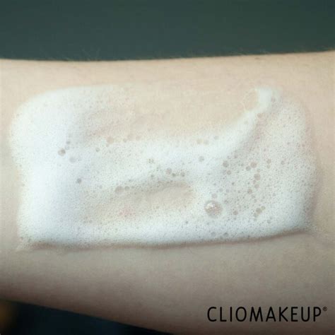 Texture di una mousse detergente che viene applicata sul viso