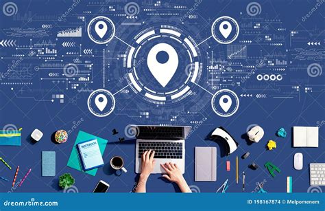 persona che utilizza un laptop per prenotare un'auto