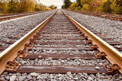 Treno che viaggia su binari con traversine in cemento