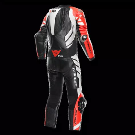 Dettaglio tecnico di una tuta da moto Dainese che evidenzia le protezioni composite e le placche in alluminio