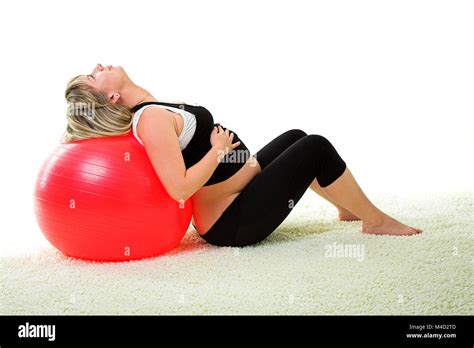 Donna incinta che fa stretching leggero con un sorriso