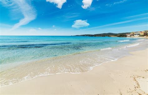 veduta panoramica della costa di Alghero con il mare cristallino