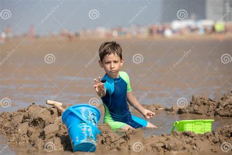 Bambino che gioca in spiaggia indossando una muta protettiva anti-UV