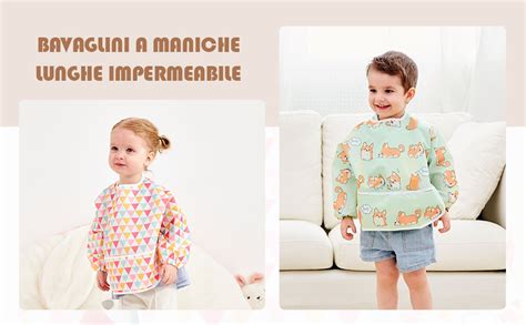 Bambino con bavaglino a maniche lunghe mentre disegna