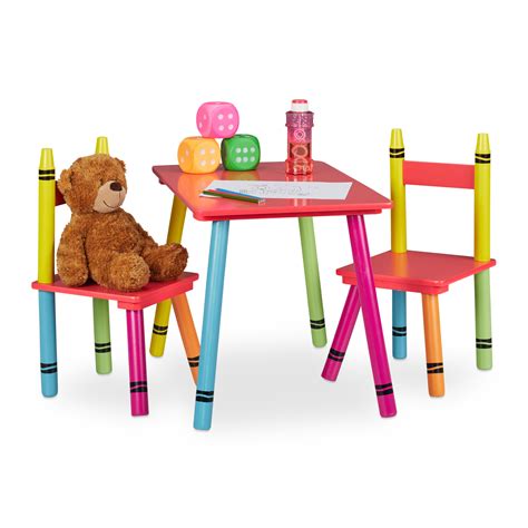 set di tavolino e sedie colorati per bambini in una stanza luminosa