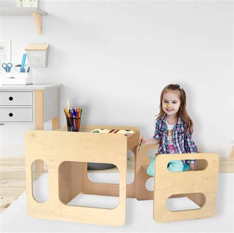 cameretta arredata secondo il metodo Montessori con tavolino basso e sedia in legno