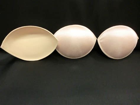 illustrazione dei passaggi per indossare correttamente le coppette in argento nel reggiseno