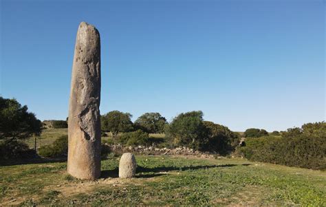 Panorama archeologico della Sardegna con menhir isolati