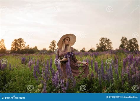 Donna in dolce attesa in un campo di fiori