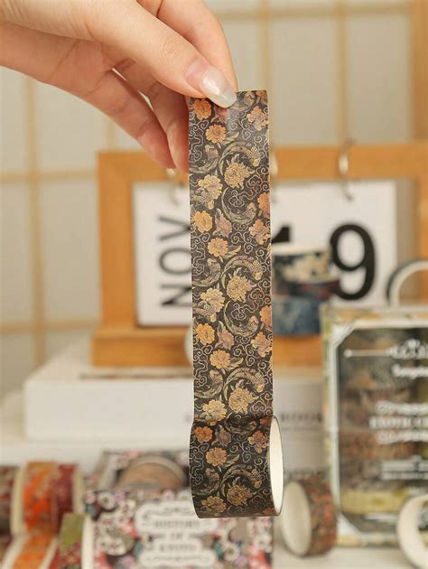 Esempio artistico di belly painting con decorazioni floreali