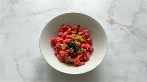 Foto di una ciotola gourmet composta con manzo, merluzzo e sedano
