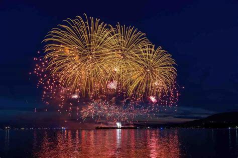 Metallica live performance con fuochi d'artificio