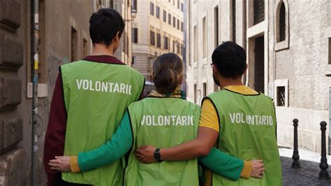Volontari che lavorano in un campo terremotati