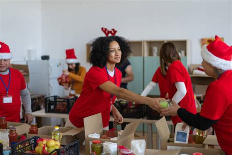 Volontari delle Bsa che distribuiscono cibo