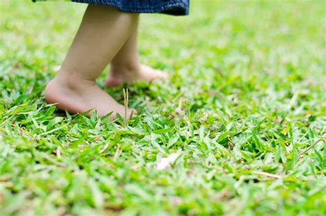 Bambino a piedi nudi su un prato verde e soffice