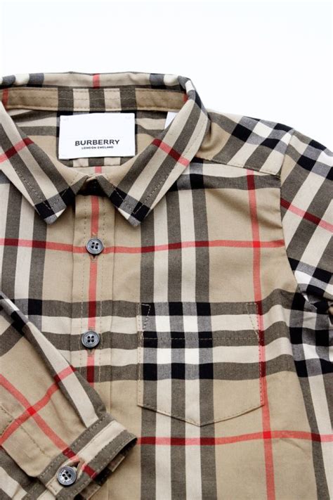 Bambino che indossa una camicia Burberry con motivo check