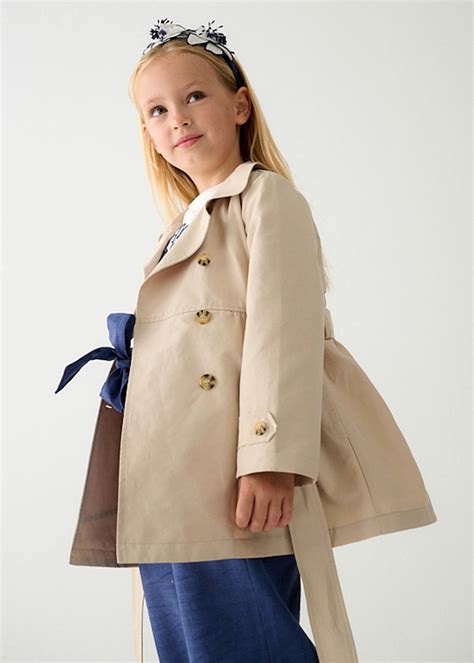 Bambina con trench Burberry e stivaletti