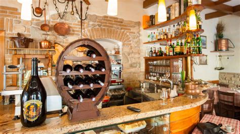 Interno accogliente di un'osteria pugliese