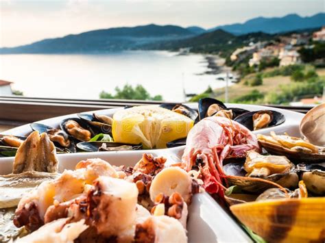 Piatto di pesce fresco su una tavola vista mare