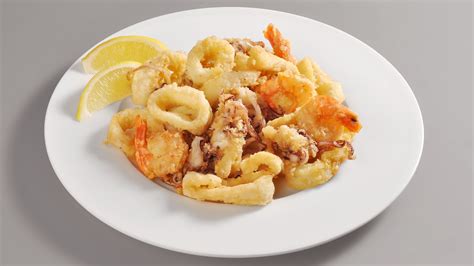 Un piatto abbondante di frittura di pesce fresco