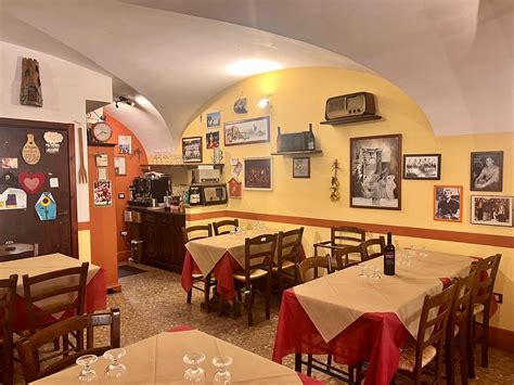 Veduta esterna dell'ingresso della Trattoria Da Ciucci a Capranica