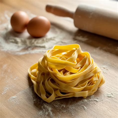 Dettaglio di un piatto di fettuccine fatte a mano servite in tavola