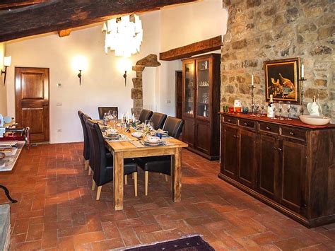 Interno della sala da pranzo rustica della trattoria