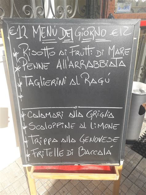 Foto ravvicinata del menù del giorno scritto a mano