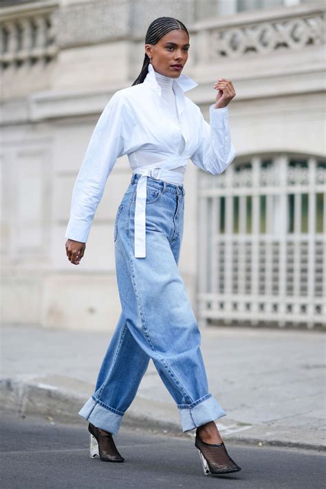 outfit donna con scarpe blu e jeans