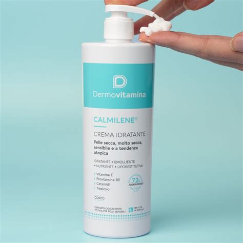 Applicazione di crema idratante su un neonato