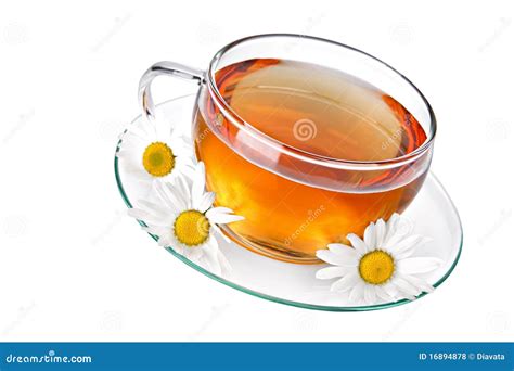 Tazza di camomilla fumante con fiori di camomilla accanto