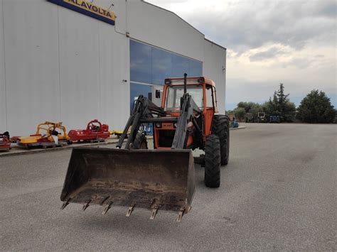 Dettaglio tecnico del meccanismo a leve della benna del trattore