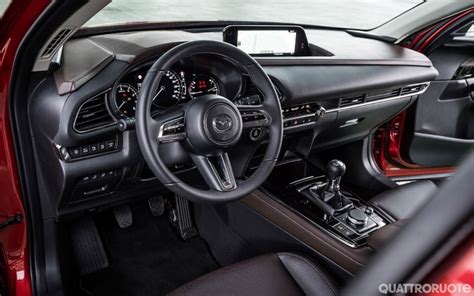 Dettaglio plancia e interni Mazda CX-3