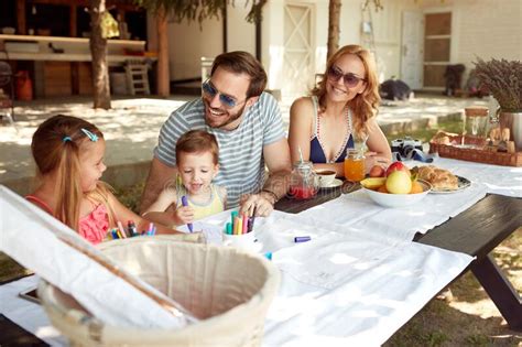Famiglia che si diverte all'aperto