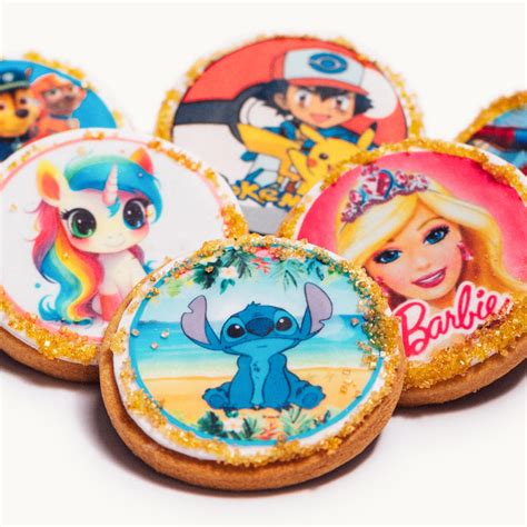 Assortimento di cupcakes e biscotti a tema calcio