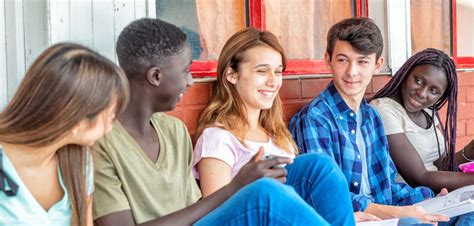 Giovani che dialogano con un educatore