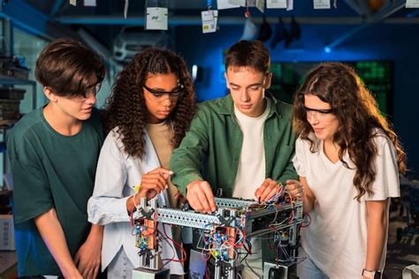 Gruppo di giovani in un laboratorio di peer education