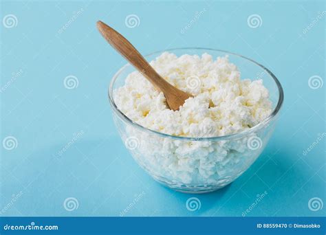 Immagine di una ciotola di ricotta fresca