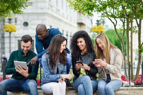 Giovani che utilizzano smartphone