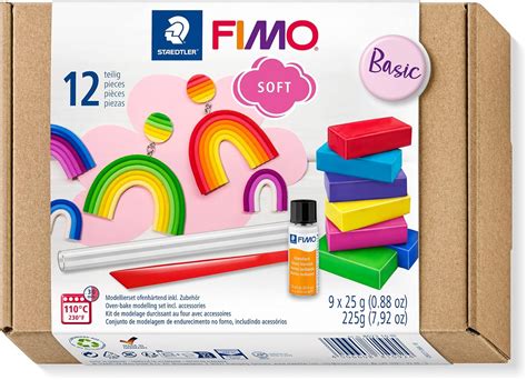 panoramica di vari panetti di pasta Fimo di diversi colori disposti su un piano di lavoro
