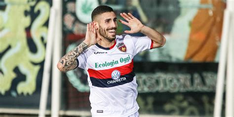 Gennaro Tutino in azione con la maglia del Cosenza