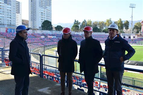Tifosi del Cosenza allo stadio San Vito-Marulla