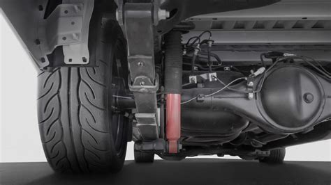 dettaglio delle sospensioni e delle ruote di un passeggino all-terrain