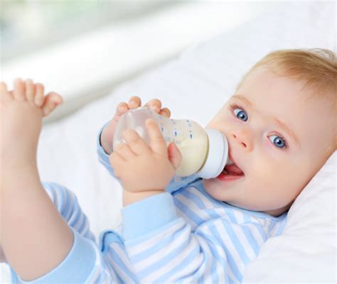 Bambino che usa il biberon