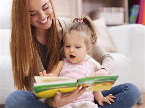 Bambino che ascolta una favola con la mamma