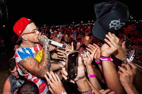 Concerto rock a San Siro con il pubblico illuminato
