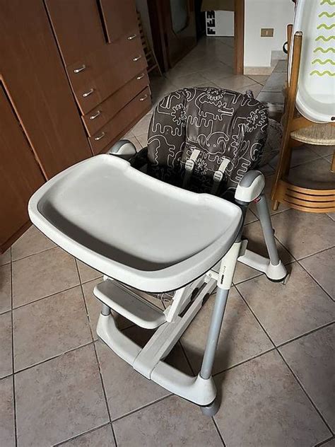 Un elegante seggiolone Peg Perego inserito in un moderno ambiente domestico luminoso