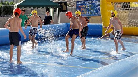 Campo da calcio saponato con persone che giocano