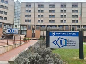 Facciata di un moderno ospedale pubblico italiano sede di un centro PMA di III livello